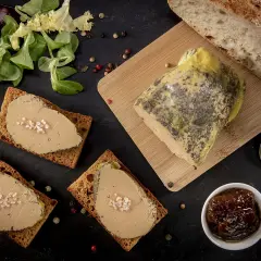 Tranches de foie gras sur toasts, accompagnées de pain frais, d'une compotée de fruits et d'une touche de cognac ou d'armagnac.