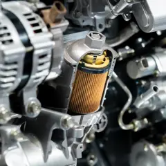 Filtro de aceite de moto en corte, esencial para saber cada cuanto cambiar aceite moto y mantener el motor en óptimas condiciones.