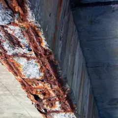 Starker Korrosion Stahl im Beton. Die Bewehrung ist stark verrostet und bröckelt.