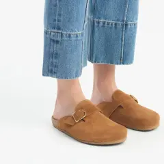 Brązowe zamszowe klapki z klamrą idealnie pasują do jeansów mom. Stylowe i wygodne buty na co dzień.