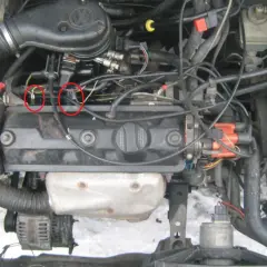 Silnik 1.9 TDI. Gdzie jest czujnik ciśnienia oleju? Zaznaczone czerwonymi kółkami dwa złącza elektryczne na bloku silnika.