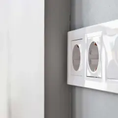 Nowe gniazdka elektryczne w białej ramce. Zastanawiasz się, ile za montaż gniazdka?