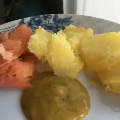 En tallrik med gravad lax, kokt potatis och en klick gravlaxsås. Perfekt för ett snabbt och gott recept.