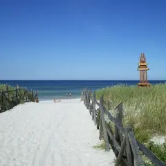 Piękna plaża w Lubiatowie z drewnianym drogowskazem. Idealne miejsce na relaks i odkrywanie atrakcji.