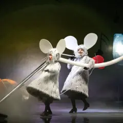 Dwie myszki w szarych futerkach, z wielkimi uszami, na scenie wrocławskiego centrum twórczości dziecka.