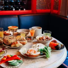 En härlig frukost i Stockholm med bagels, croissanter, frukt, grönsaker och juice.