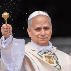 Robert Prevost, in päpstlicher Kleidung, segnet mit Weihwasser.