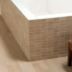 Salle de bain moderne avec carrelage imitation bois au sol et mosaïque sur le pourtour de la baignoire. L'épaisseur joint carrelage 60x60 est subtile.