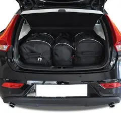 Tre svarta resväskor fyllda i volvo v40 bagageutrymme. Perfekt för en weekendresa!