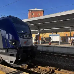 Pociąg PKP Intercity na peronie dworca Szczecin Główny. Ludzie czekają na podróż.