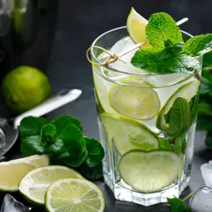Jak zrobić idealne mojito domowym sposobem żeby nie było zbyt gorzkie? Orzeźwiający drink z limonką, miętą i lodem.