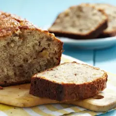 Un delicioso bizcocho saludable de plátano y nueces, recién horneado y cortado en rebanadas.