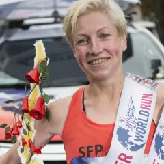Dominika Stelmach z wieńcem i medalami z Wings for Life World Run.