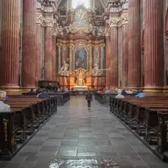 Kiedy zaczyna się różaniec w kościele? Sprawdź godziny nabożeństw