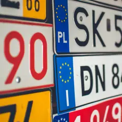 Kolekcja tablic rejestracyjnych państw Unii Europejskiej: PL, SK, DN. Numery 990, 532HH, 849XJ.