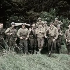 Żołnierze z filmu "Szeregowiec Ryan" w pełnym rynsztunku, gotowi do akcji.