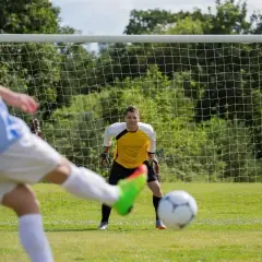 Piłkarz strzela, bramkarz czeka. Czy to będzie gol? H2h co to za pytanie, gdy emocje sięgają zenitu!