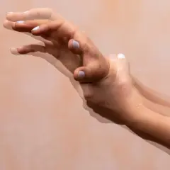 Mani che tremano, un senso di tremore interno e debolezza che si manifesta con un movimento sfocato.