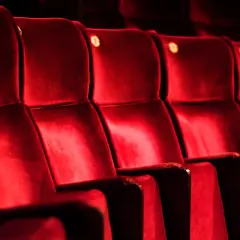 Tomma, röda sammetsstolar i en teatersalong, kanske på Södra Teatern, väntar på publiken.