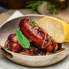 Herzhafte Salsiccia mit Rotkohl und Brot, ein Klassiker der italienischen Küche.