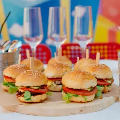 Gdzie kupić mini bułki do burgerów? Sklepy, online, porady