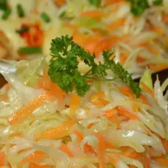 Jak przygotować surówkę z białej kapusty jak w restauracji, by zachwycała smakiem