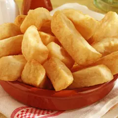 Złociste, grube frytki belgijskie w misce. Idealne do domowego przygotowania, by poczuć smak prawdziwych belgijskich frytek.