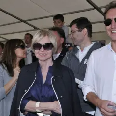 Barbara Pietkiewicz-Kraśko w okularach przeciwsłonecznych, otoczona ludźmi.