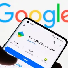 Telefon z aplikacją Google Family Link, która ułatwia kontrolę rodzicielską na Androidzie.