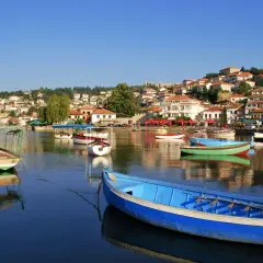 Łódki na spokojnym jeziorze w Ochrydzie, Macedonia. Czy Macedonia jest bezpieczna? Tak, to urocze miejsce na wakacje.