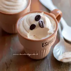 Delizioso caffè del nonno in tazzine, guarnito con chicchi di caffè. Perfetto per una pausa golosa.