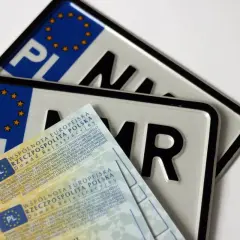 Polskie dowody rejestracyjne i tablice z oznaczeniami "PL" i gwiazdkami UE.
