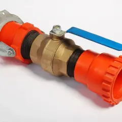 Zawór kulowy z niebieską rączką i pomarańczowymi złączkami. Jak odkrecic zawor z woda? Proste, obróć rączkę.
