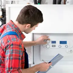 Tecnico controlla la caldaia, un promemoria per la manutenzione caldaia ogni quanto.