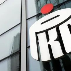 Logo PKO na szklanej fasadzie budynku. Czy bank PeKaO i PKO to to samo? Nie, to dwa różne banki.