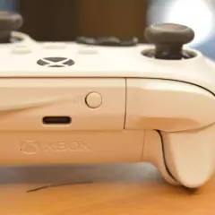 Biały kontroler Xbox Series X z widocznym portem USB-C i przyciskiem parowania. Dowiedz się, jak podłączyć drugiego pada do Xbox Series X.