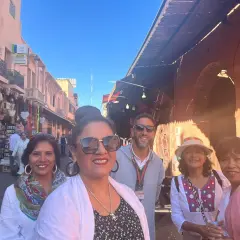 Grupo de mujeres sonríe en un mercado de Marruecos. Viajar a Marruecos es peligroso para mujeres, pero ellas disfrutan la aventura.