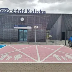 Łódź Kaliska grupa rodzinna na parkingu. Nowoczesny dworzec PKP.