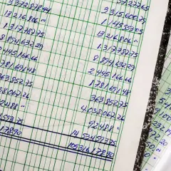 Zapiski księgowe, liczby i sumy. Czy to kpir co to? Księga przychodów i rozchodów, gdzie każdy wpis ma znaczenie.