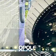 Scena koncertowa z napisem "OPOLE", oświetleniem i konstrukcją dźwiękową.
