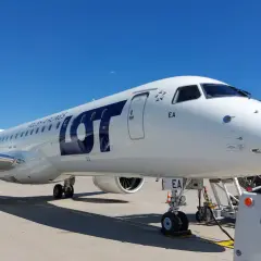 Embraer E195LR LOT-u na płycie lotniska, gotowy do startu.