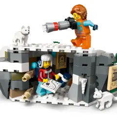 Lego Arktis Polarexpress: Forscherin mit Fernglas und Karte, zwei weiße Wölfe in eisiger Höhle.