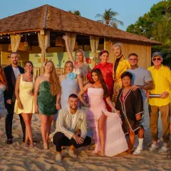 Die Besetzung von "Kampf der Realitystars" posiert am Strand vor einer Hütte.
