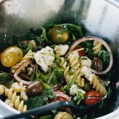 En härlig pastasallad med rotfrukter, oliver, fetaost och ruccola. Ett perfekt pastasallad recept för sommaren.