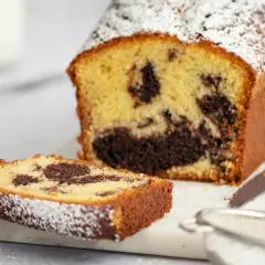 Ein saftiger Marmorkuchen, perfekt für jedes Kaffeetrinken. Dieses Marmorkuchen Rezept ist einfach und gelingt immer.