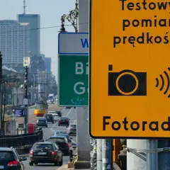 Żółty znak "Fotoradar" informuje o testowym pomiarze prędkości. Czy fotoradar musi być oznakowany? Tak, ten jest.