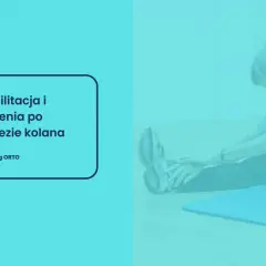 Kobieta wykonuje ćwiczenia po endoprotezie kolana, rozciągając nogi. Rehabilitacja i ćwiczenia przywracają sprawność.