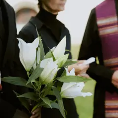 Jakie kwiaty na pogrzeb dziecka? Symbolika i odpowiednie wybory na ceremonii