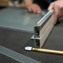 Jak skleić szkło z metalem?