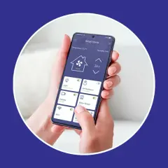 Manejando el hogar con una app smart home. Controla luces, temperatura, cámaras y más desde tu móvil.
